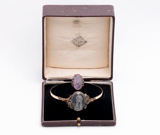 Konvolut šperků a váza