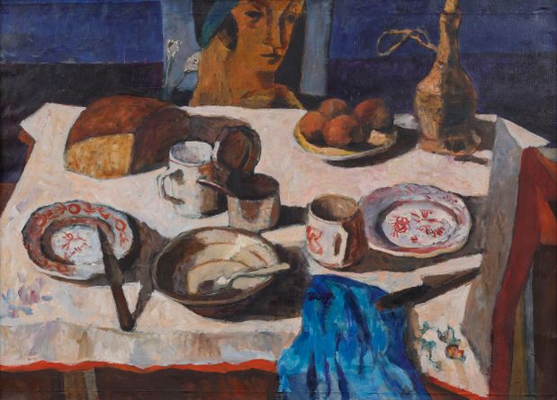 Zátiší na stole a hlava dívky